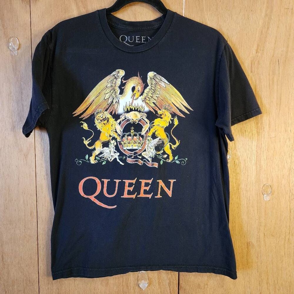 Queen Black Graphic Tshirt Size Medium